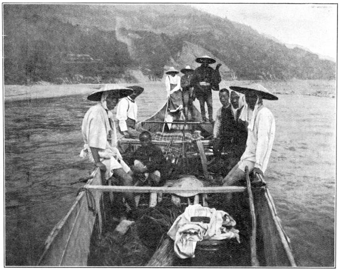 Aan boord op de Fuji-kawa. De drie mannen rechts zijn onze koelies.